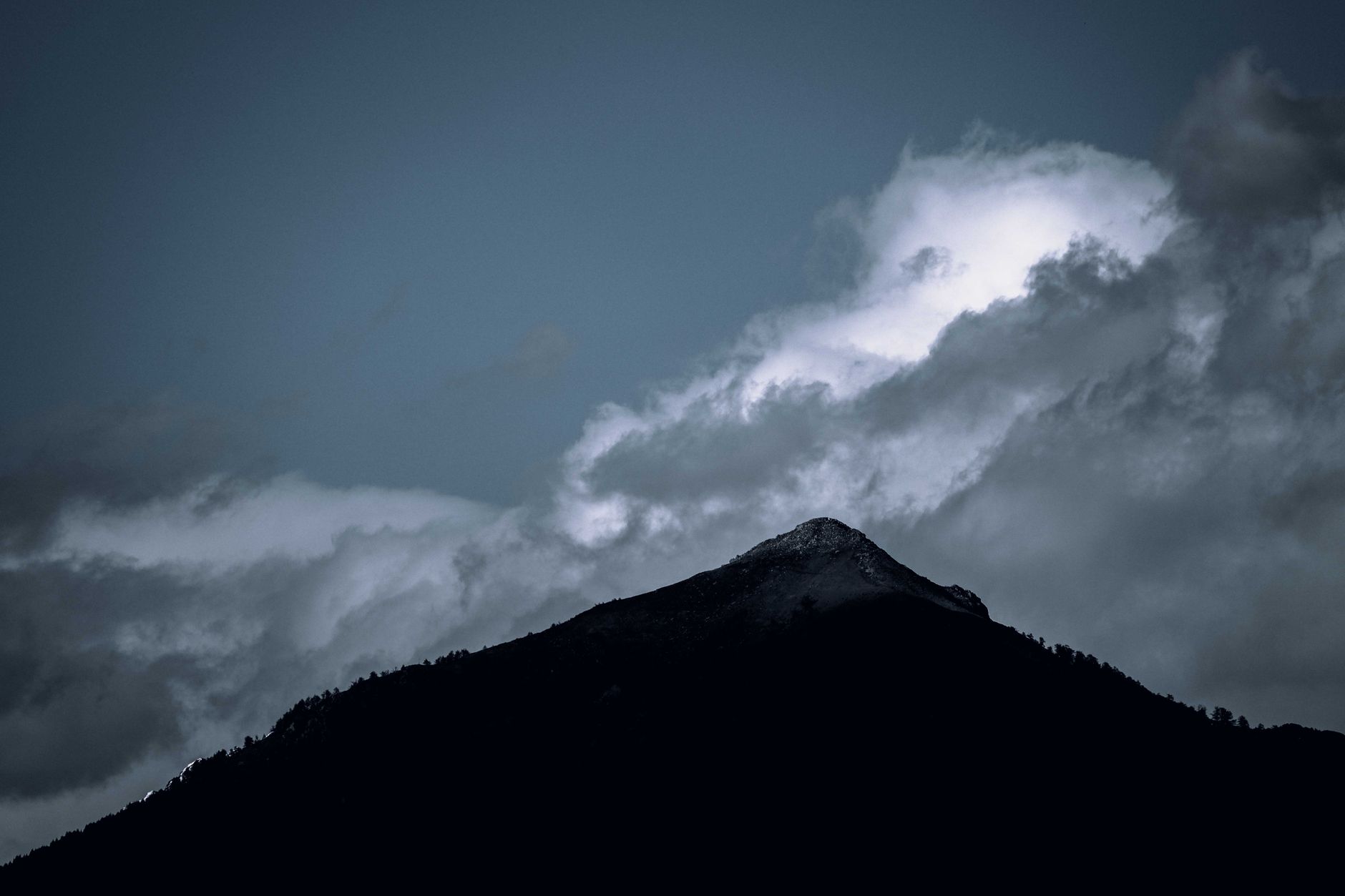 Dark 17077990 Francesco Ungaro 1880x1253 wallpaper